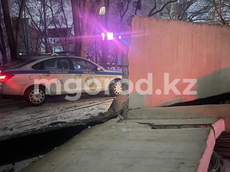 Пьяный водитель разрушил забор здания департамента полиции в Атырау
