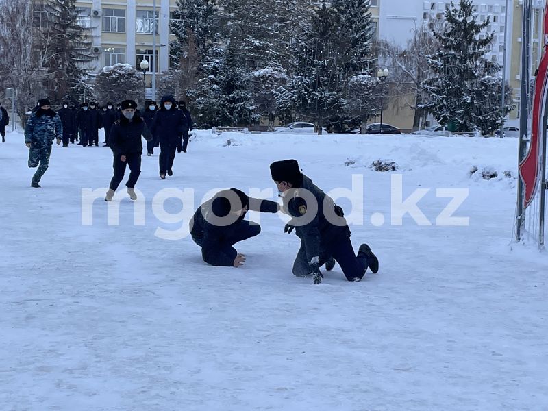 В Уральске полицейские проводят задержания