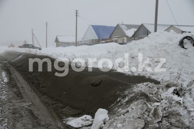 Цементная пыль от завода в Уральске окрасила снег и крыши домов в чёрный цвет