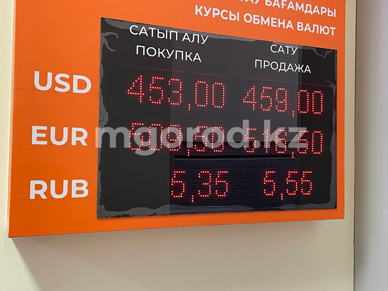 Курс доллара взлетел до 460 тенге в Казахстане