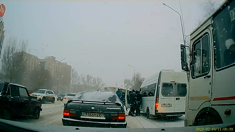 Водителей автобусов привлекли к ответственности за драку на дороге в Уральске
