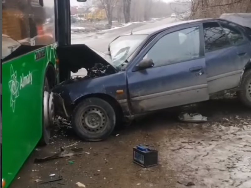 В Алматы легковушка влетела в автобус
