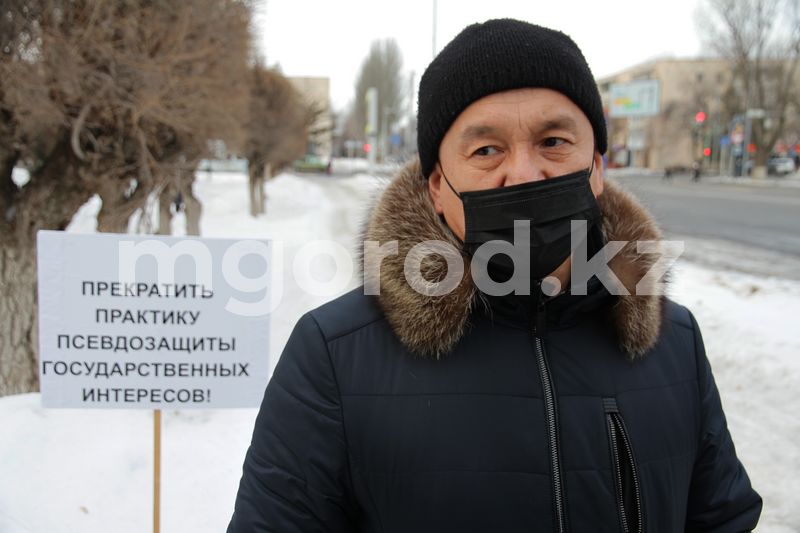 Юрист вышел на одиночный пикет к зданию суда ЗКО