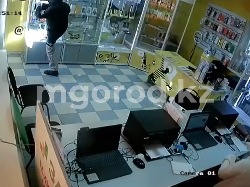 Дерзкое ограбление магазина попало на видео в Уральске