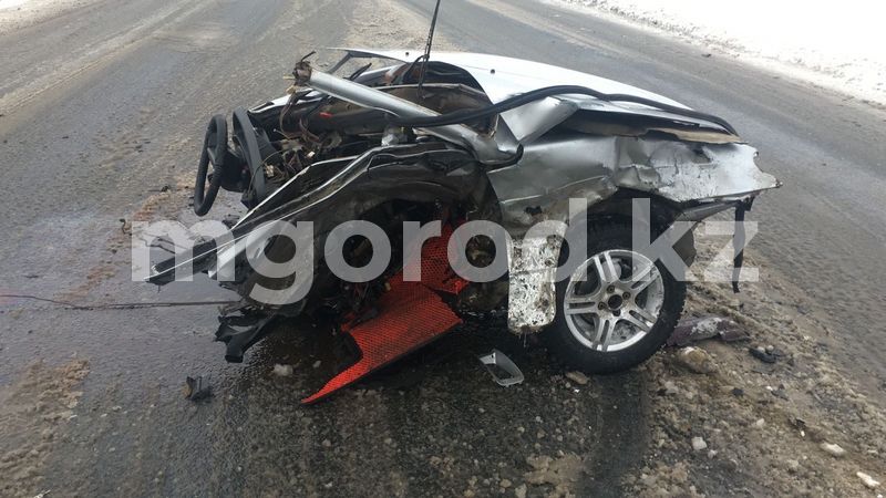 Легковушку разорвало на две части после ДТП в Актюбинской области