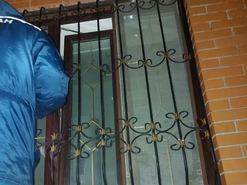 Спасатели Атырау помогли запертому в квартире ребёнку