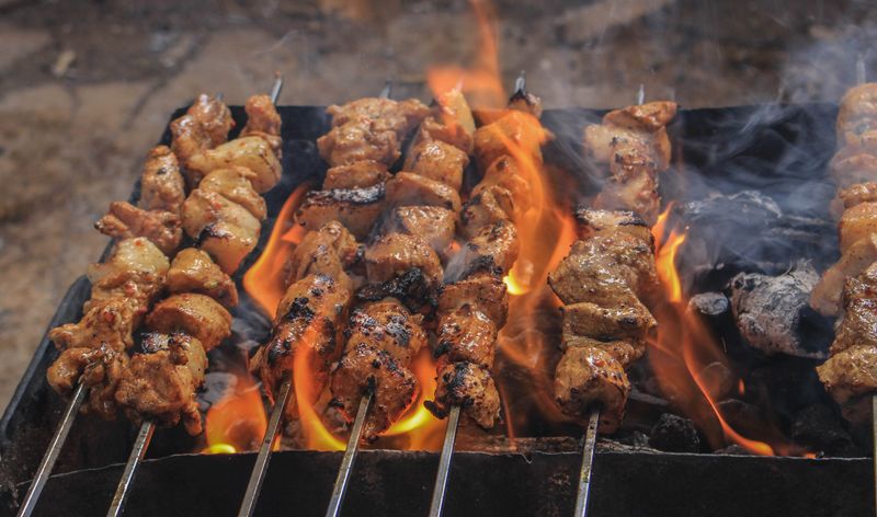 Зачем профессиональные шашлычники сыпят соль на угли при жарке мяса?