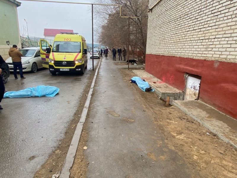 В Атырау двое рабочих разбились насмерть, упав с крыши дома