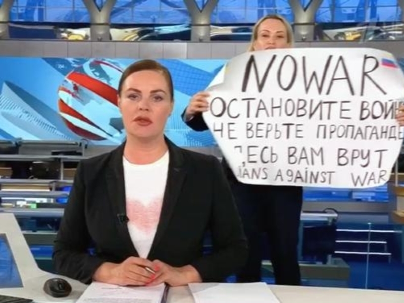 Редактор «Первого канала» ворвалась в эфир с плакатом: суд вынес приговор