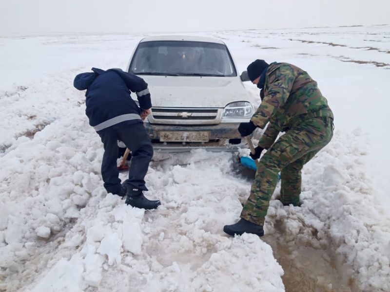 Сильный ветер сорвал кровлю двух больниц в Актобе