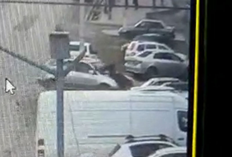 Наезд на женщину с годовалым ребёнком попал на видео в Атырау