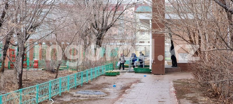 В Атырау из-за шквального ветра отменили занятия в школах