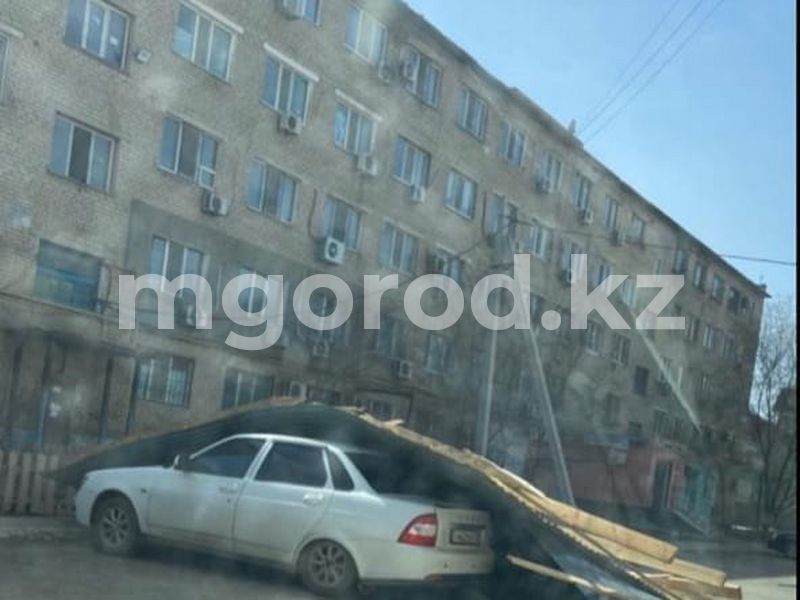 18 многоэтажек пострадали от ураганного ветра в Атырау