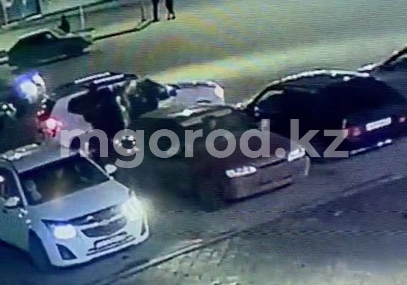 Трое погибли, один ранен: появилось видео стрельбы в Атырау