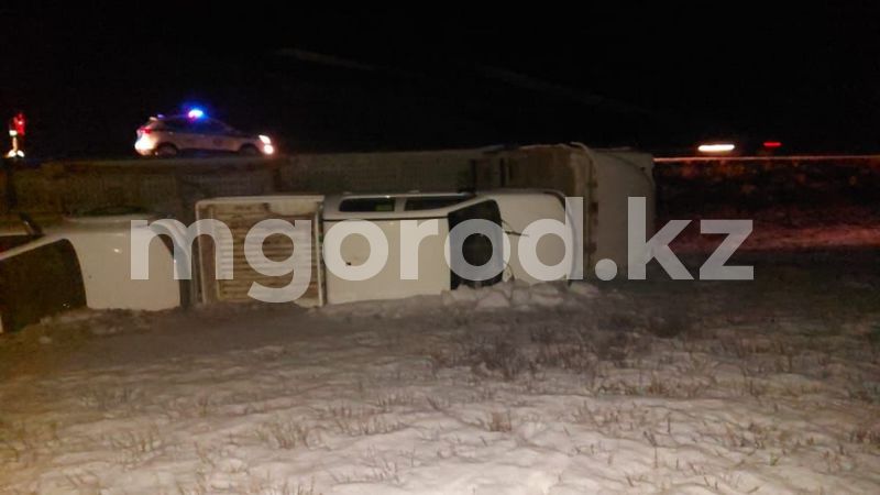 Еще один автовоз с машинами перевернулся на трассе в ЗКО