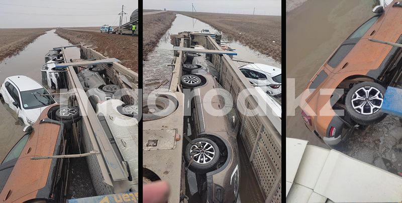 Большегруз с новыми авто упал на бок на трассе Уральск - Атырау