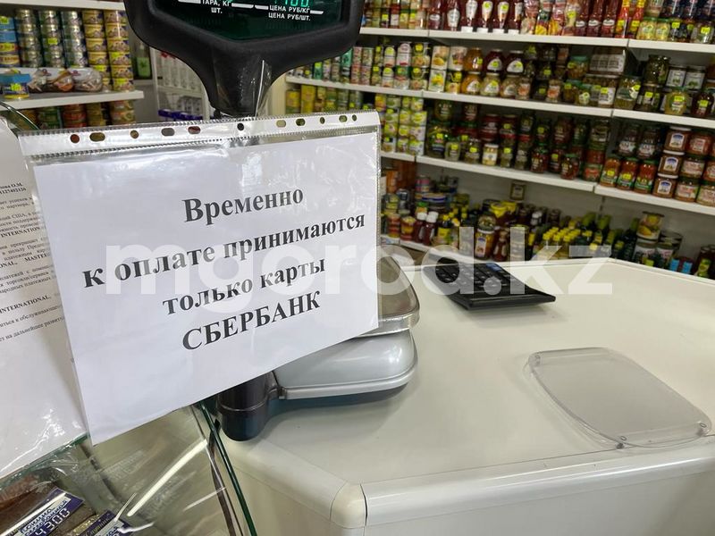 В одних только карта «Сбербанка», в других все остальные: уральцы не могут понять, какой картой расплачиваться в магазинах и АЗС