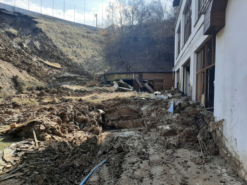 Оплывина повредила кафе в Алматы