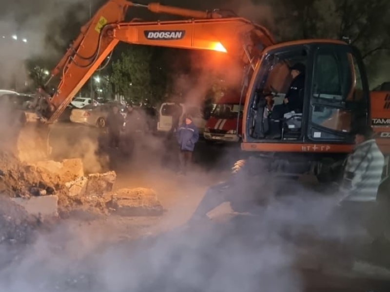 Теплотрассу прорвало на улице Саина в Алматы