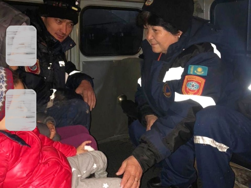 Мужчина с тремя детьми застрял на авто в грязи