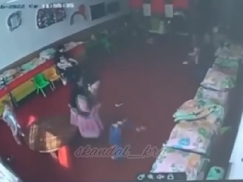 Дающая подзатыльники воспитательница детского сада попала на видео