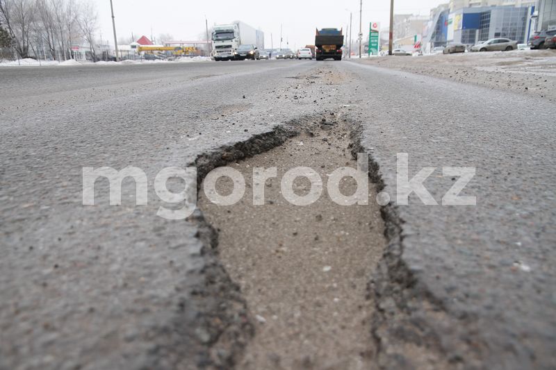 Поручаю до 2025 года улучшить не менее 95% местных дорог – президент РК