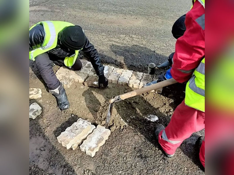 Ямы в Уральске латают брусчаткой: в ЖКХ назвали это временной мерой