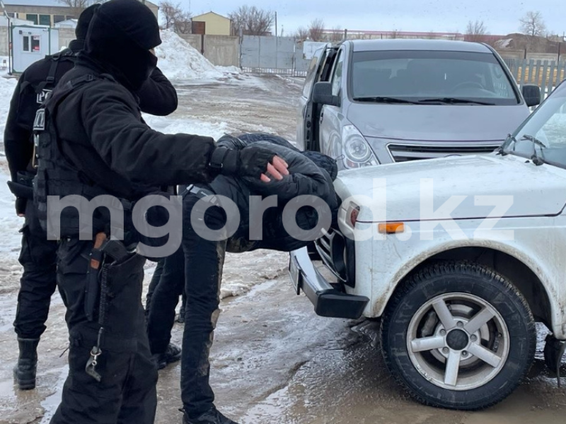 Полицейские проводят задержание в Уральске