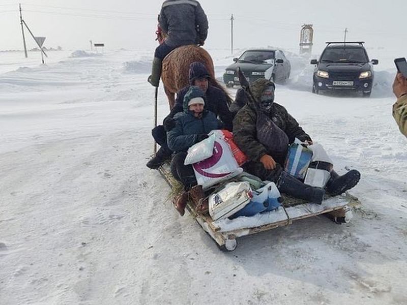 Беременную женщину на санях сняли на заснеженных трассах в ЗКО