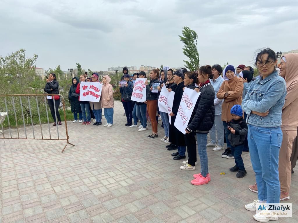 В Атырау митингующие требовали возобновить отстрел бездомных собак