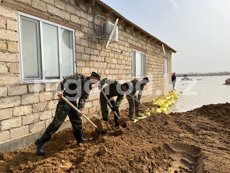 Дворы подтопило в Кульсары из-за повышения уровня воды в Эмбе