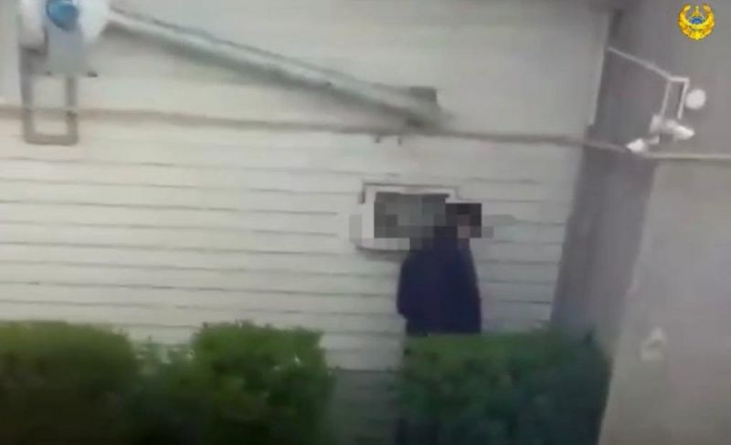 В Атырау пьяные мужчины и женщины справляли нужду на деткой площадке