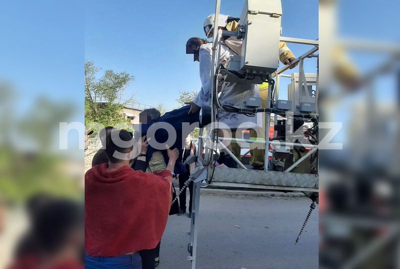 Квартира горела в многоэтажке Атырау: восемь человек спасли с помощью автолестницы