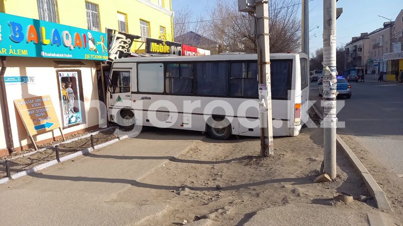 Пассажирский автобус врезался в магазин в Актобе