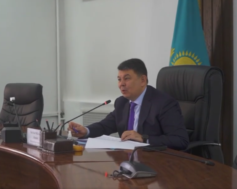 Выйди на площадь и скажи «извините»: Бозумбаев отчитал главу Текели