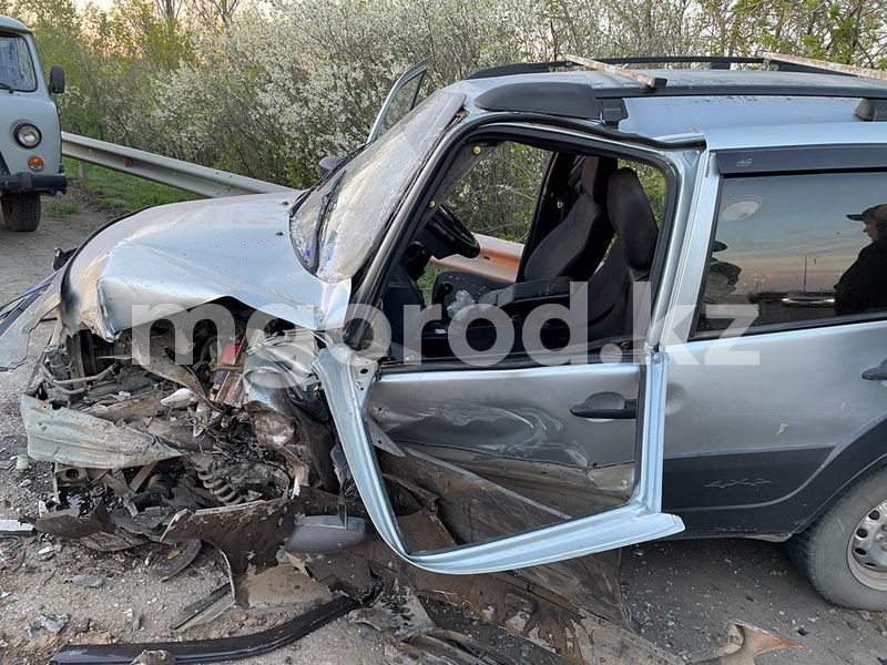 Пять человек пострадали в лобовом столкновении двух авто в Уральске