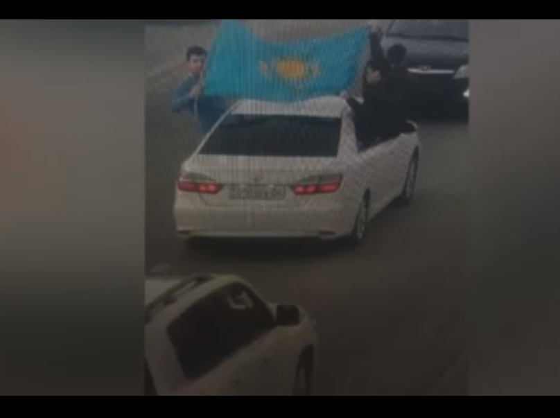Вылезли из окна с флагом: нарушителей на дорогах Атырау задержали