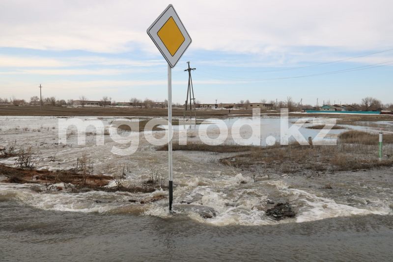 Для пропуска талой воды в Актюбинской области вскрыли трассу