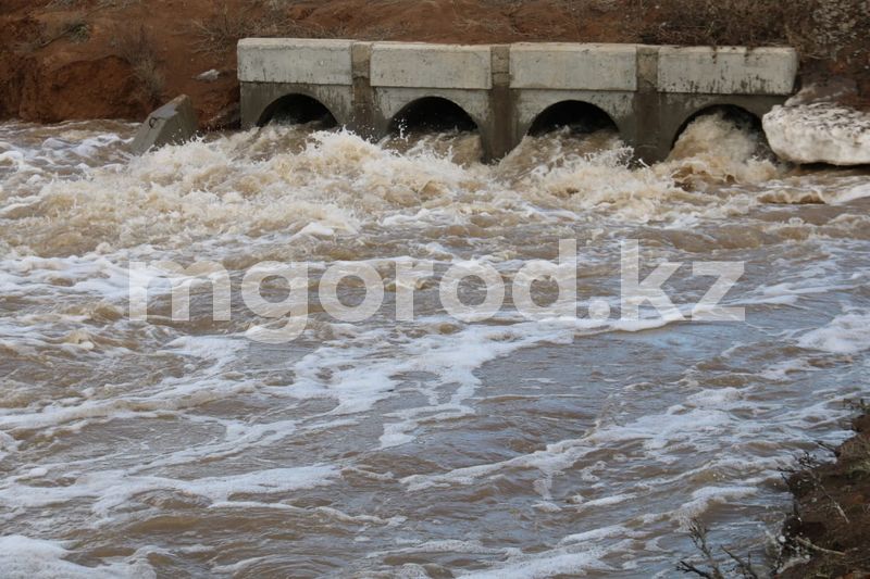 Санврачи отобрали пробы воды в затопленных районах ЗКО