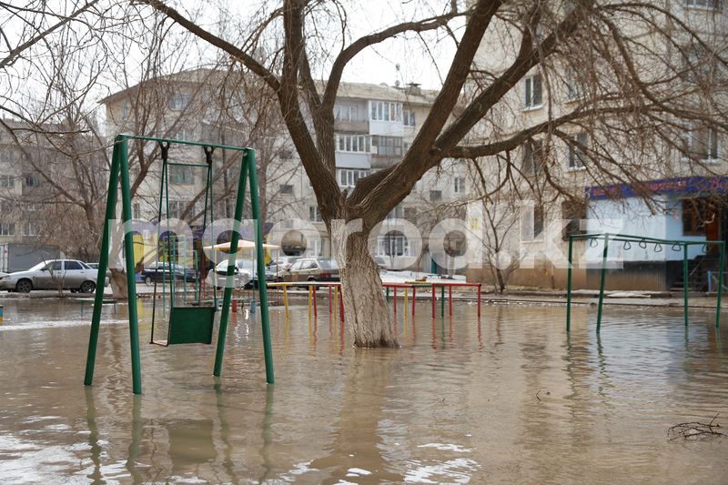 В Уральске талые воды подтопили подъездные пути и детские площадки