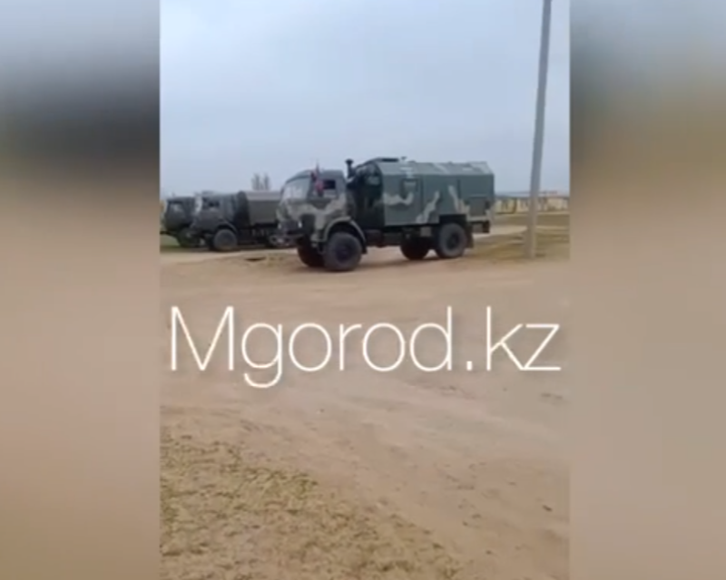 Военную технику с российскими флагами сняли на видео в селе ЗКО