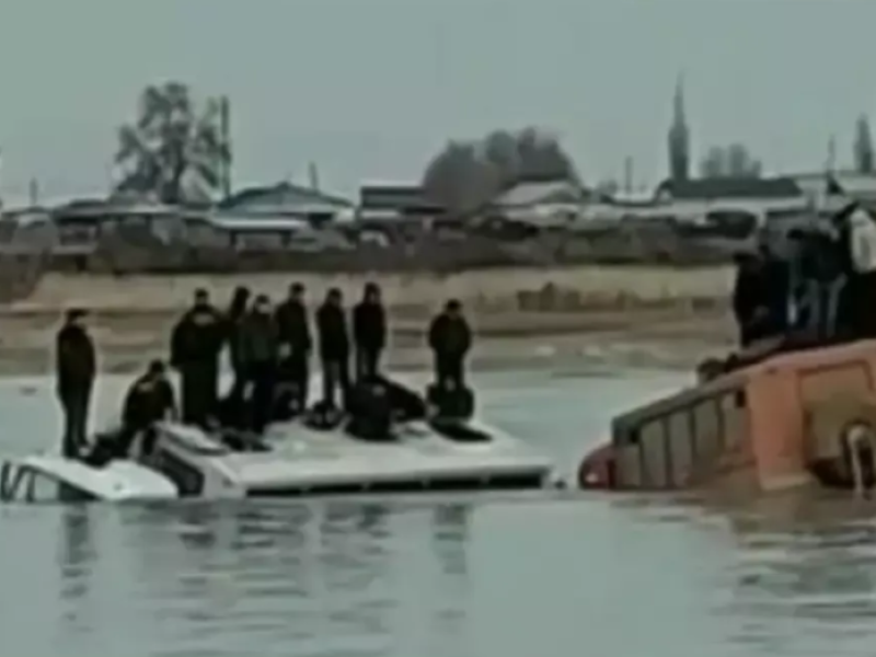 Вахтовики Актюбинской области два часа ожидали помощи, сидя на крыше затопленного автобуса