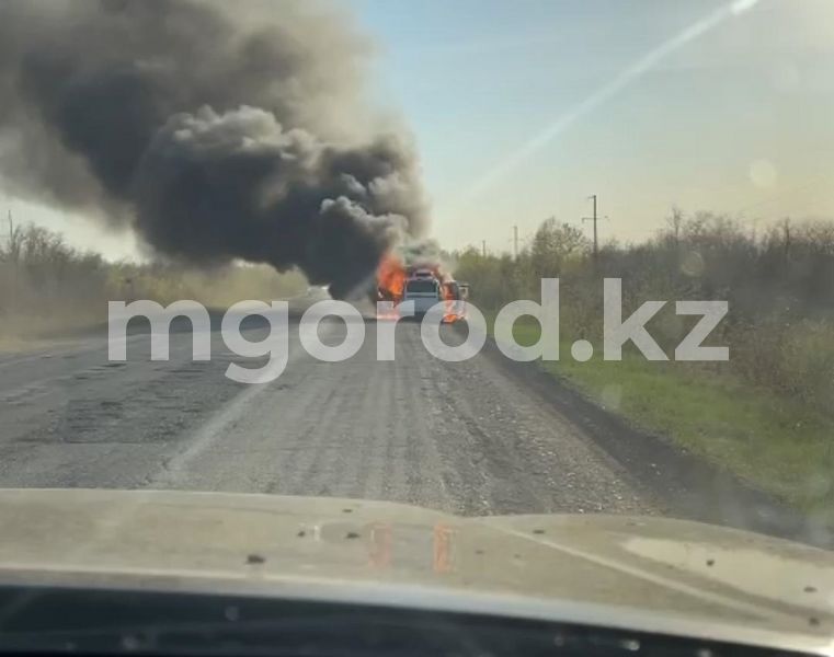 Машина сгорела на трассе в ЗКО