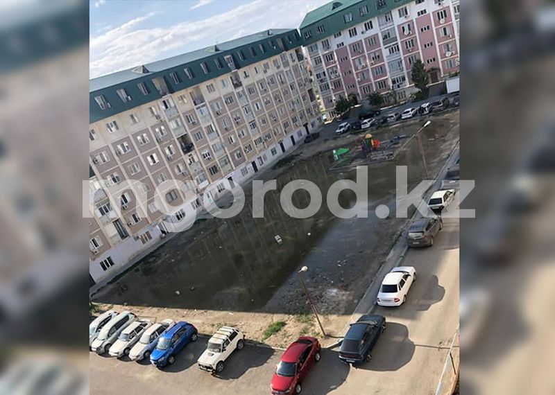 На детскую площадку вплавь: проливные дожди затопили двор многоэтажек в Атырау