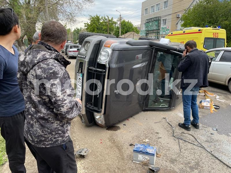В Уральске внедорожник охотзоопрома опрокинулся на бок после ДТП