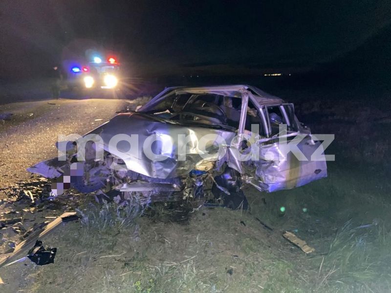 Два человека погибли в лобовом столкновении двух авто в Актюбинской области