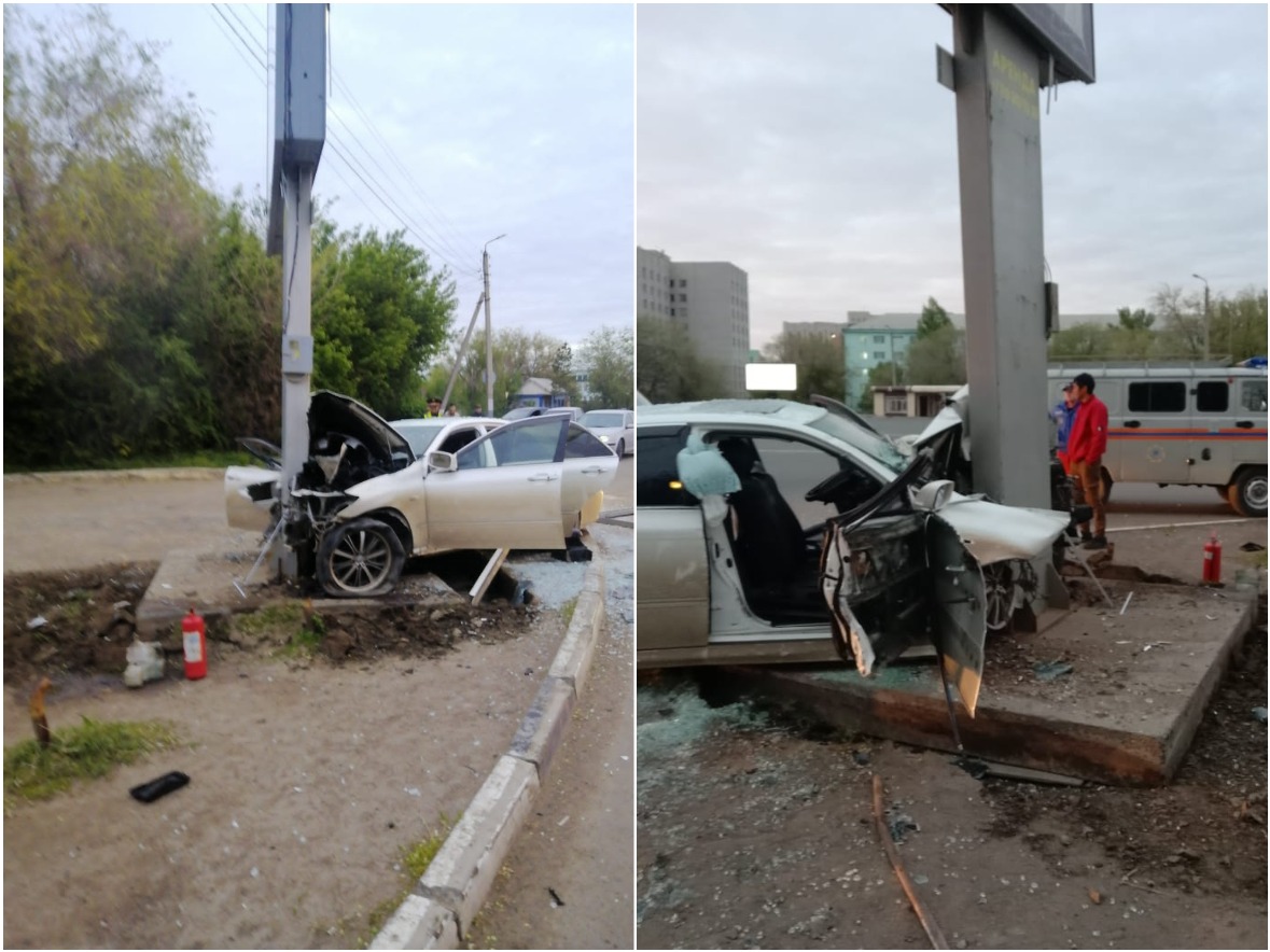 В Уральске автомобиль влетел в билборд, пассажирка погибла