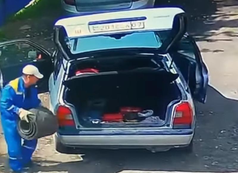Кража резиновой дорожки попала на видео в Уральске