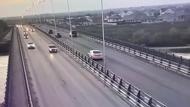 Житель Атырау попал на видео, когда выбрасывал в реку мешок с костями