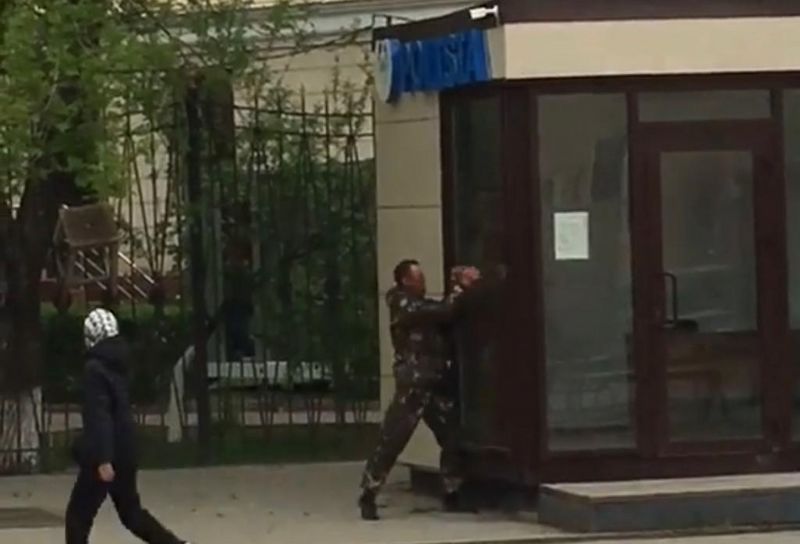Пьяный мужчина бил кирпичом по пункту полиции в Уральске (видео)